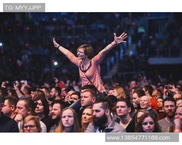 足球球星赛场激情瞬间意外捡球引发观众热烈欢呼